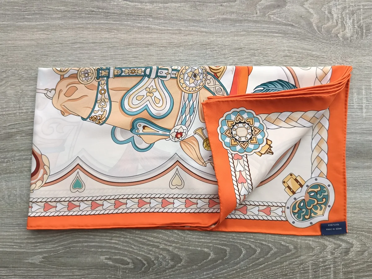 Luxuriöse Designer-Seidenschals aus Maulbeerseide mit handgerollten Kanten, Bandanas, Accessoires für Kopf, Haar und Taschen-Dekoration Image