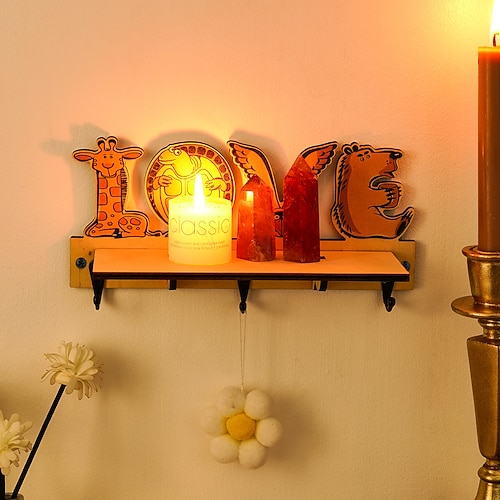 Dekoratives Wandregal mit Cartoon-Tiermotiv und dem Schriftzug „Love/Home" aus Holz zum Selberbauen – ideal für die Wanddekoration im Wohnzimmer. Image