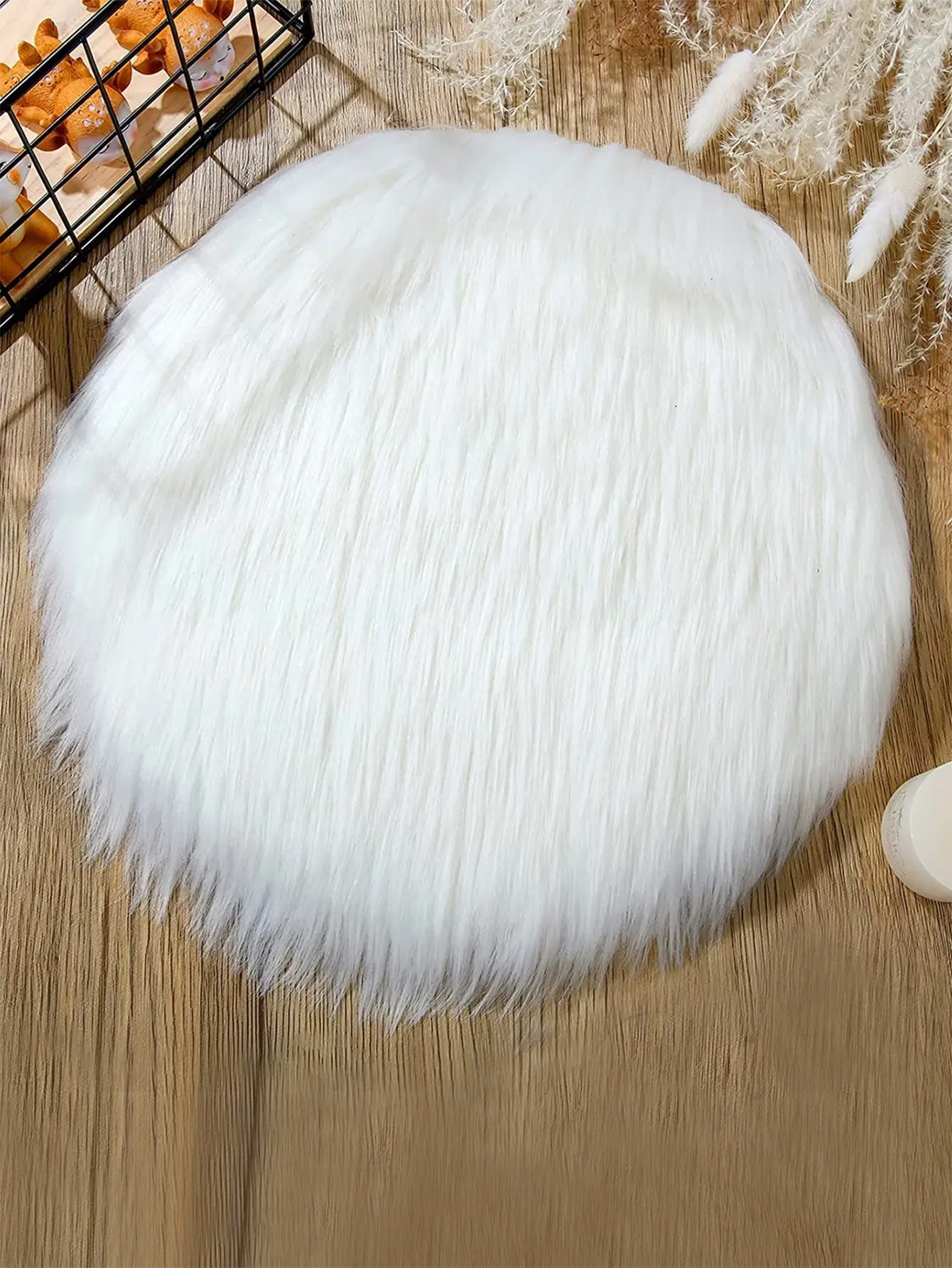 1 grauer Couch tisch mit kleiner runder dekorativer Boden matte Image