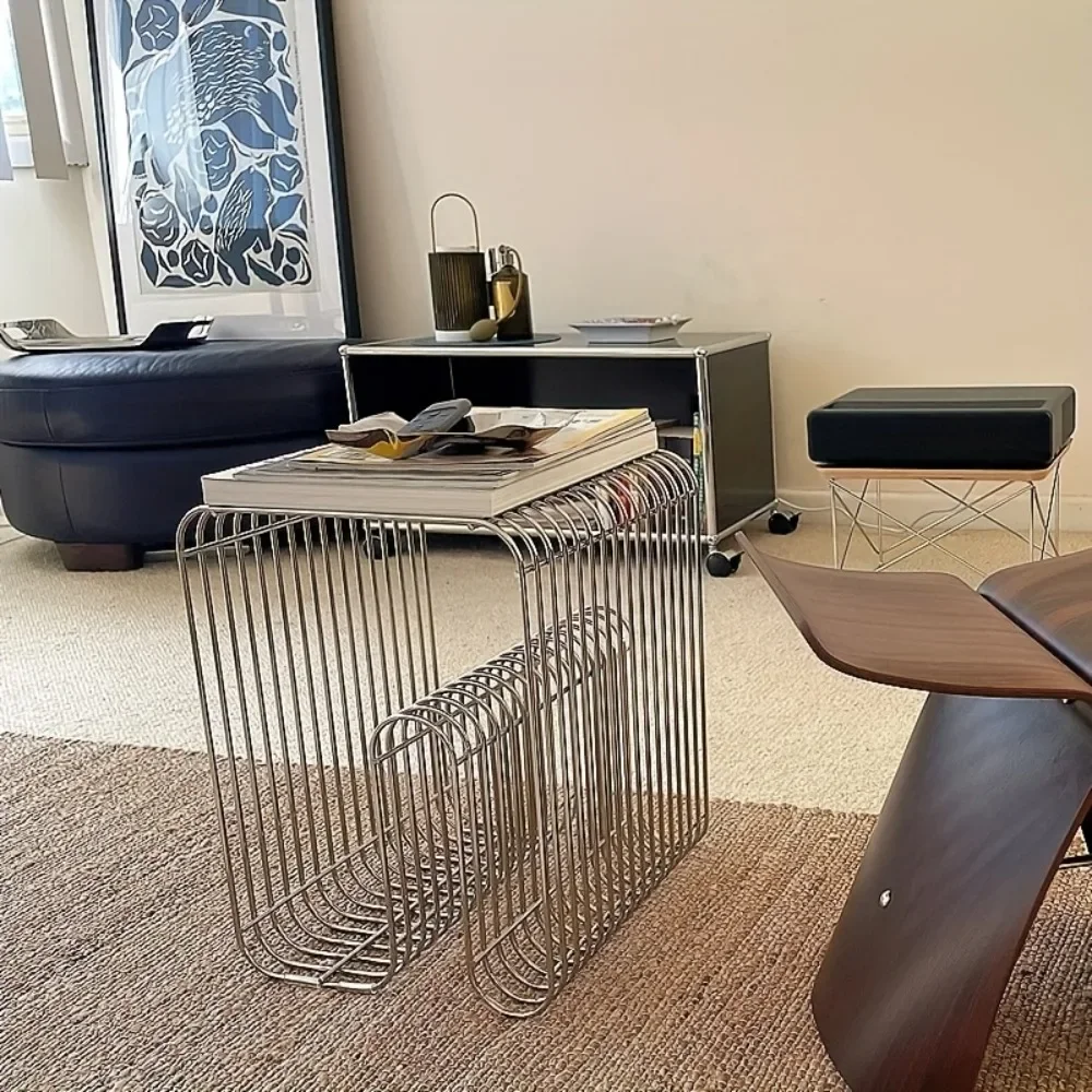 Moderner nordischer geometrischer quadratischer Beistelltisch – rote Macaron-Farbe, Gusseisenrahmen, keine Montage erforderlich, kompaktes Design Image