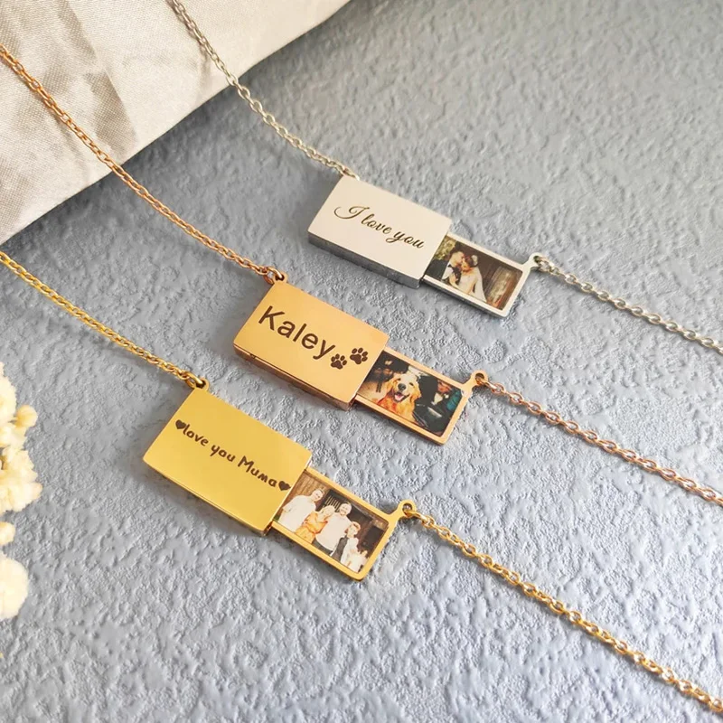 Personalisierte Edelstahl-Foto-Medaillon-Halskette - Maßgefertigter Ausziehbarer Briefumschlag-Anhänger mit Gravierter Botschaft Sinnvolles Geschenk Image