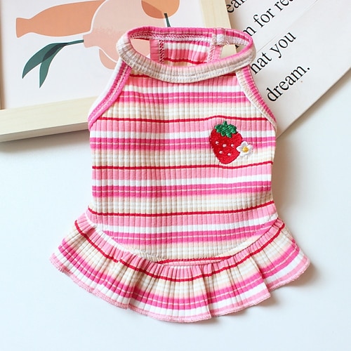 bezauberndes gestreiftes Hundekleid mit Erdbeeraufnäher Spitzenbesatz, weiche, elastische Baumwollkleidung in Rosa Grün, perfektes Outfit für kleine Hunde, Welpen Katzen Image