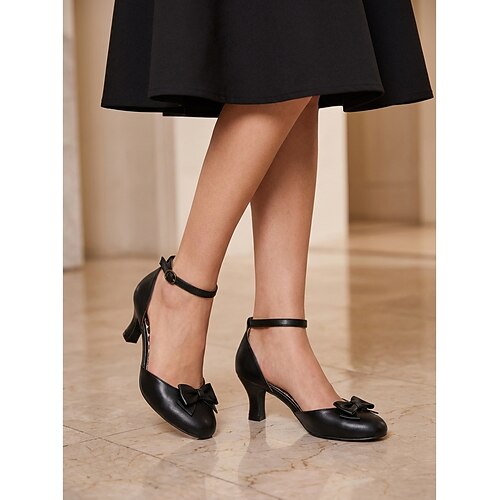 Grüne Vintage-Pumps im Stil der 1950er-Jahre – elegante Mary Janes mit runder Zehenpartie und Schleifenverzierung. Knöchelriemen für Retro-Partys, Büroarbeit Frühlingsoutfits Image