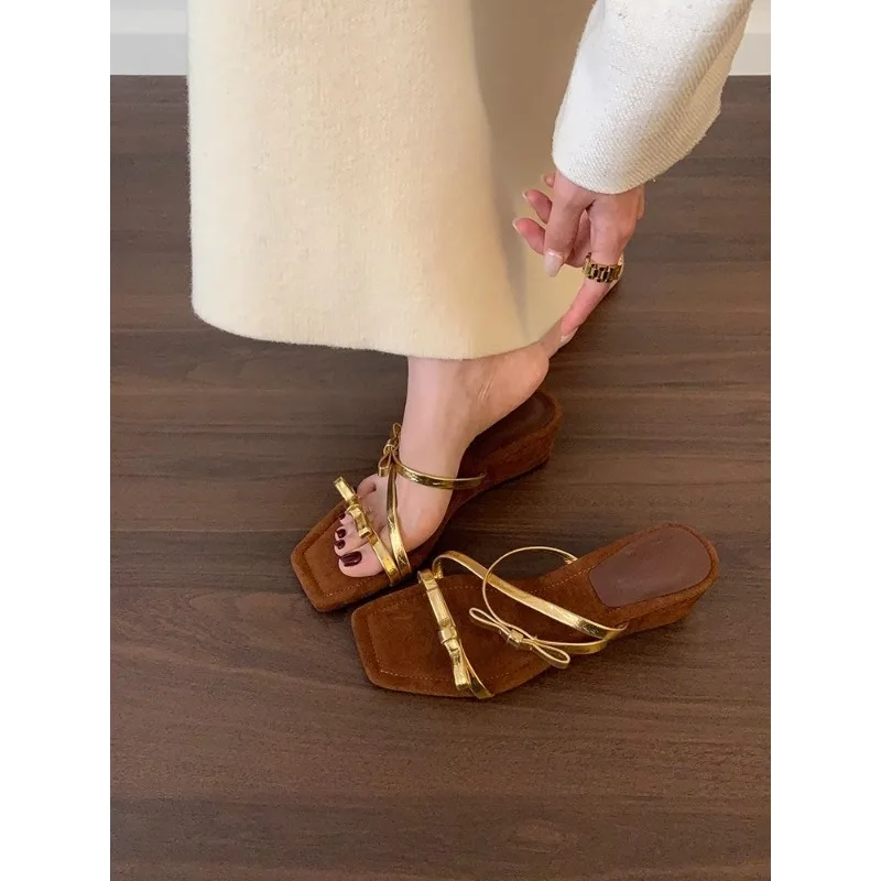 Ein Retro-Flip-Flop-Mädchen mit Keilabsatz trägt silberne Flip-Flops mit hohen Absätzen, Rock, Strandsandalen und römischen Damenschuhen