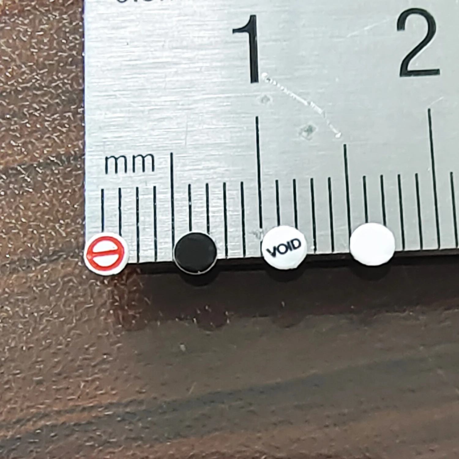 1000 Stück 2,5mm Kleine Schraubenloch-Sicherheitssiegel Garantie-Ungültig-Aufkleber Brüchige Eierschalen-Etiketten Manipulationssichere Entfernungssichere Papieretiketten Image