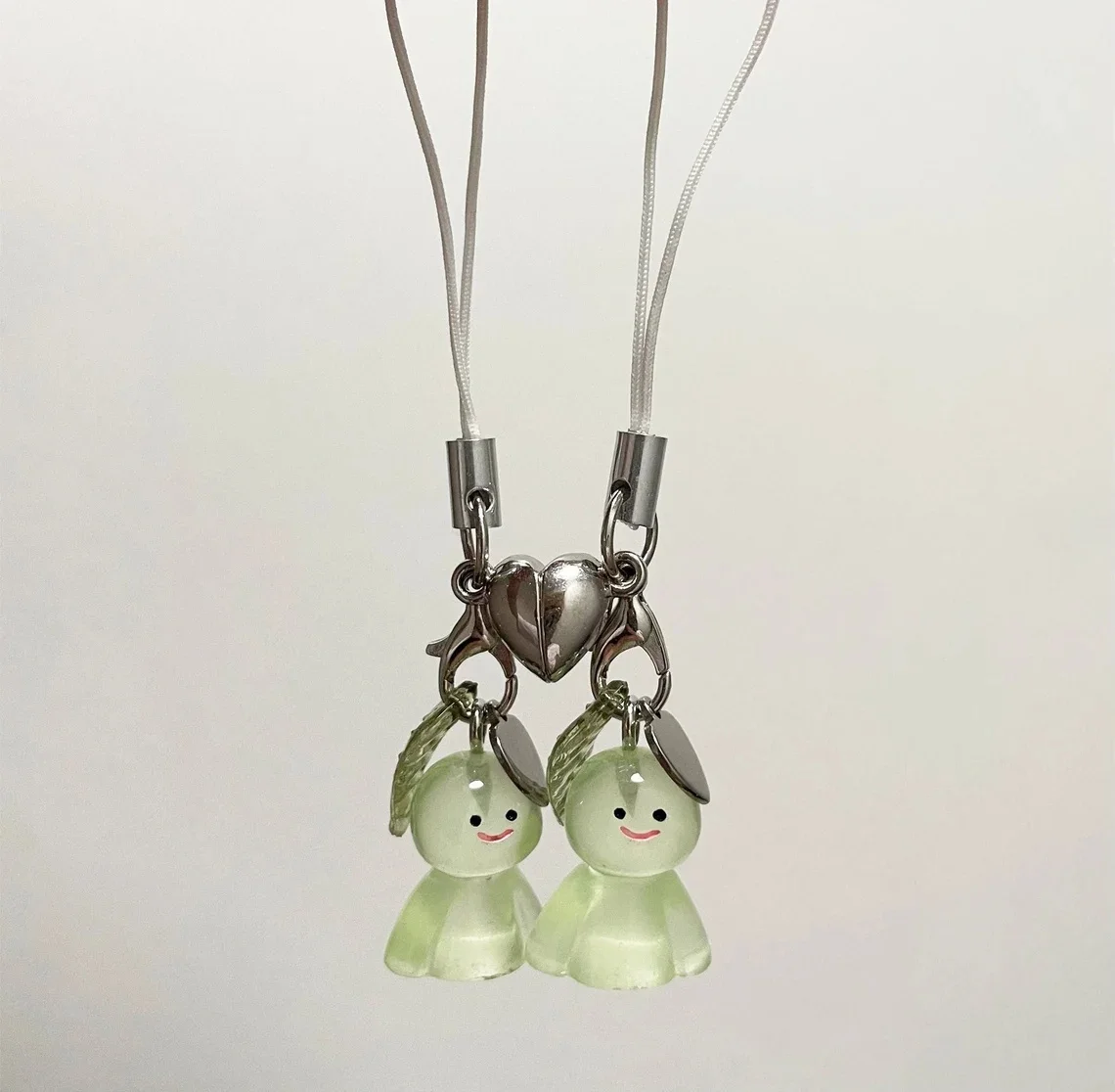 Leuchtender grüner Mann-Schlüsselanhänger, Freundschaftsanhänger für Paare, Liebesherz-Accessoires Image