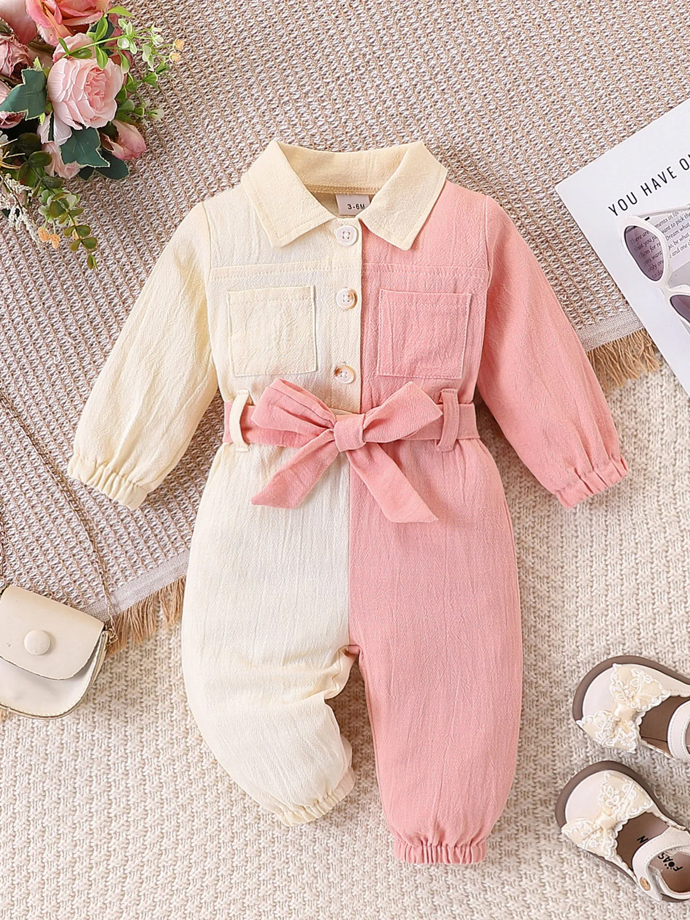 Farbblockierter Langarm-Overall für Babys mit Revers und Knopfverschluss, Schleife an der Taille, aufgesetzter Taschendesign, weichem Stoff, süßes Einteiler-Outfit für Frühling und Herbst Image