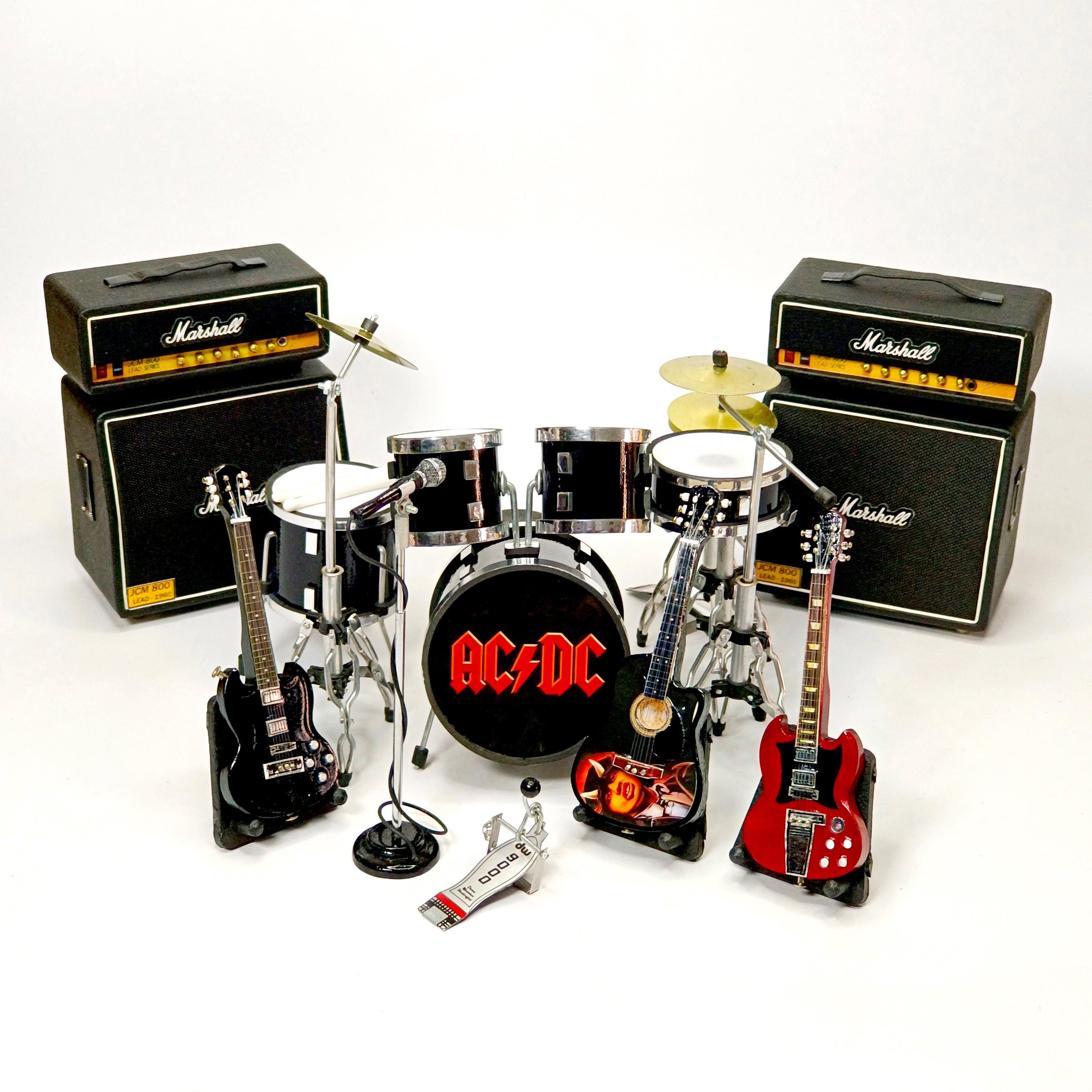 Miniatura di batteria AC/DC con chitarre e set di amplificatori 1:12 / Replica realistica di mini batteria ACDC / Strumento espositivo per regalo di c
