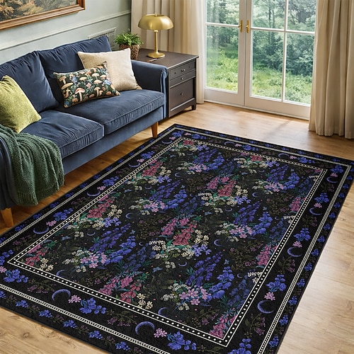Teppich mit floralem und halbmondförmigem Muster, lila Blüten und dunklem Laub, nächtlichem Garten und üppiger Blüte – bezaubernder und langlebiger Wohnaccessoire-Akzent durch episodische Zeichnungen Image