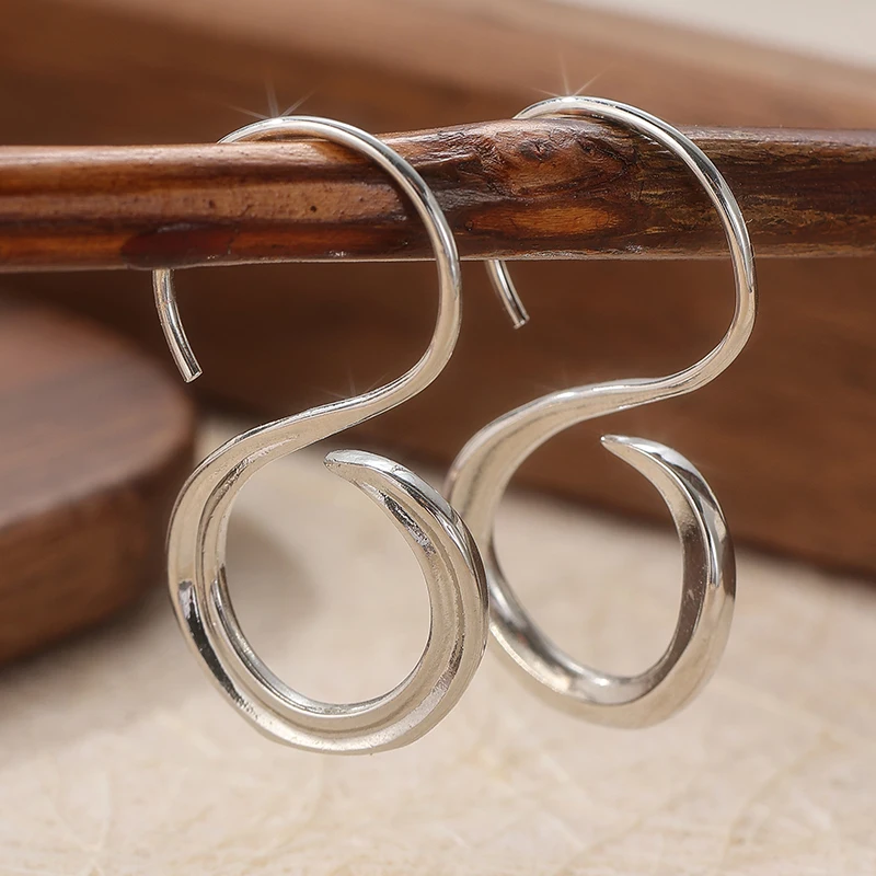 Schlichtes Design, gedrehte S-förmige Tropfenohrringe, personalisierter, vielseitiger, versilberter Schmuck für Damen, Ohrschmuck für den Alltag Image