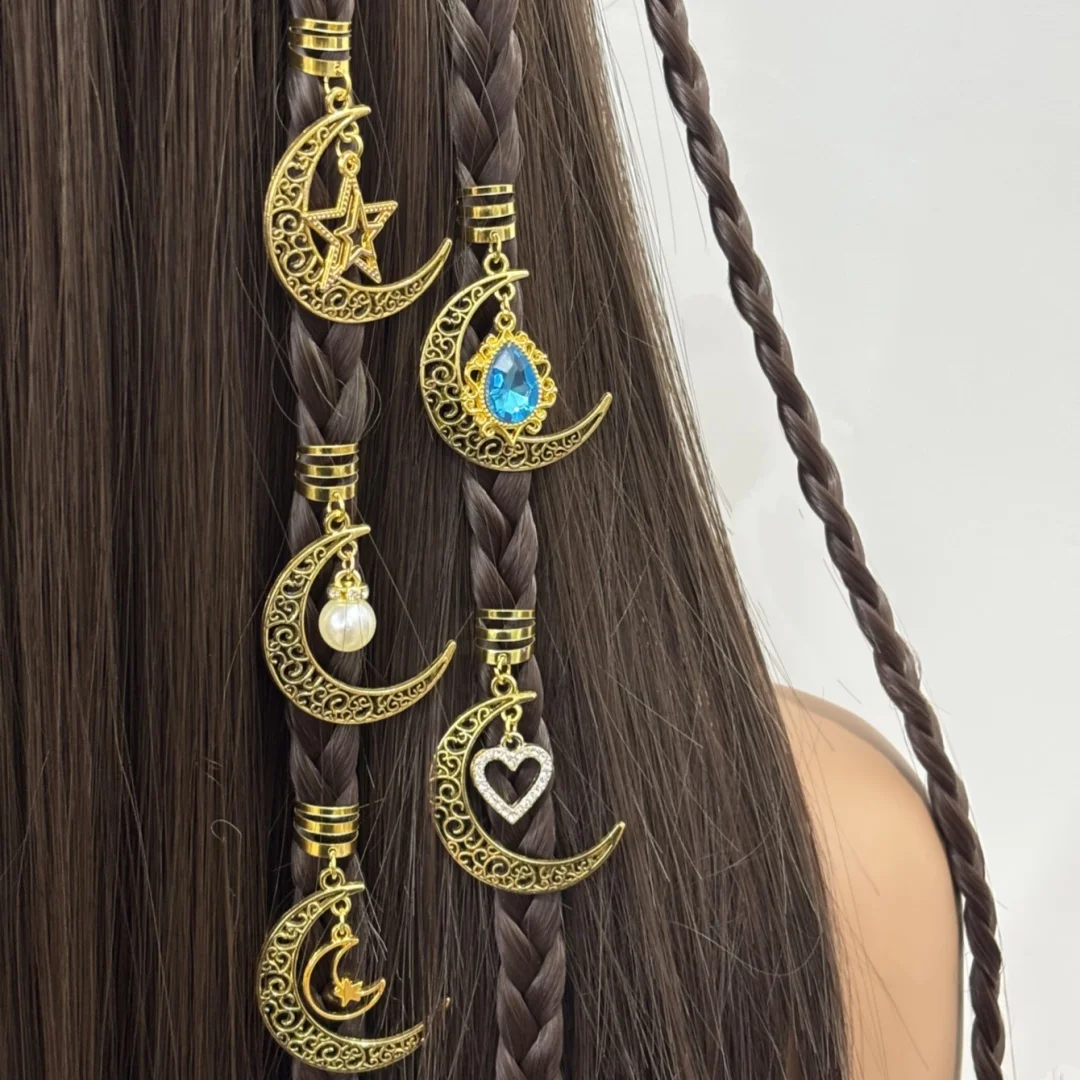 Ein herzförmiger Perlenanhänger mit durchbrochenem Design und Strass-Einlagen, verziert mit 5 mondförmigen Sternen. Es ist ein modisches Frisurdesign. Image