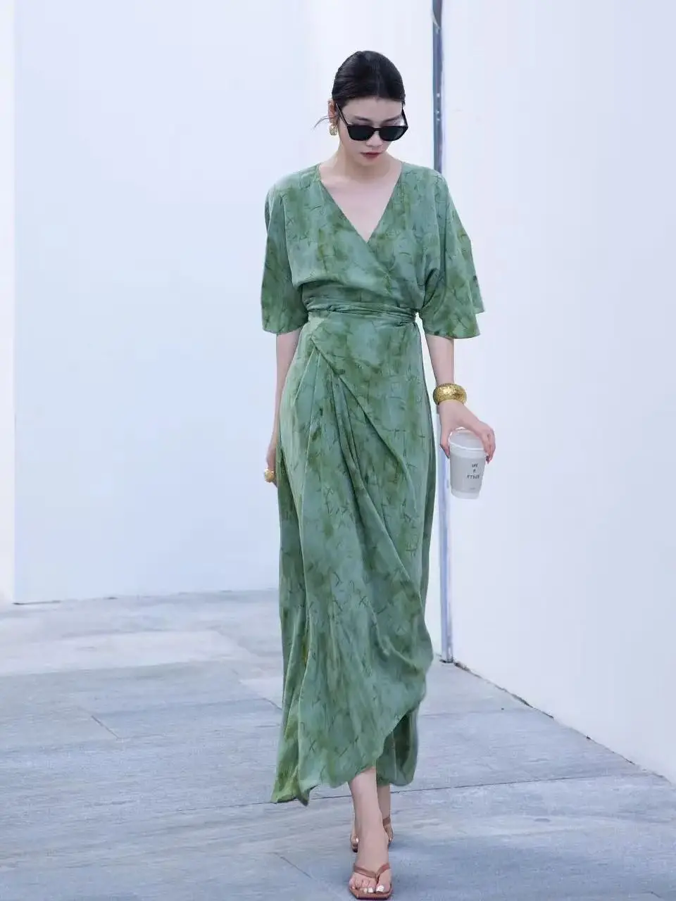 Elegantes spanisches Nischenkleid aus weicher Seide mit V-Ausschnitt und Batik-Print