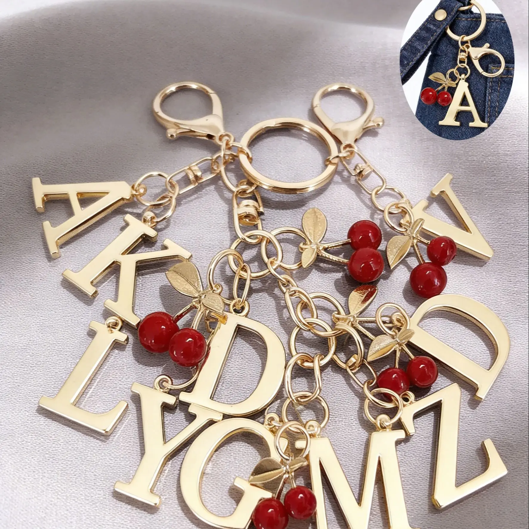 Premium Gold Eleganter Buchstaben-Schlüsselanhänger, A-Z Alphabet 3D-Anhänger, Rotes Herz-Accessoire, Modischer Silberner Schlüsselring, Taschen-/Rucksackanhänger