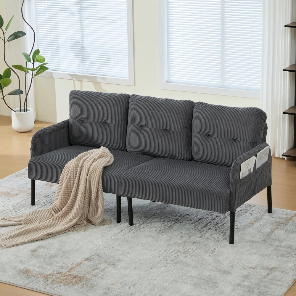 3-Sitzer-Sofa mit weicher Komfortpolsterung, hoher Rückenlehne und praktischen Seitentaschen, stabilen Metallfüßen und robuster Konstruktion