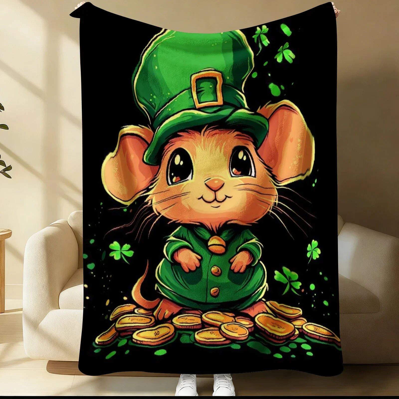 Flanelldecke zum St. Patrick's Day, niedliche Koboldmaus mit Goldmünzen und Kleeblättern, weiche, warme Überwurfdecke für Sofa, Bett, Couch Image