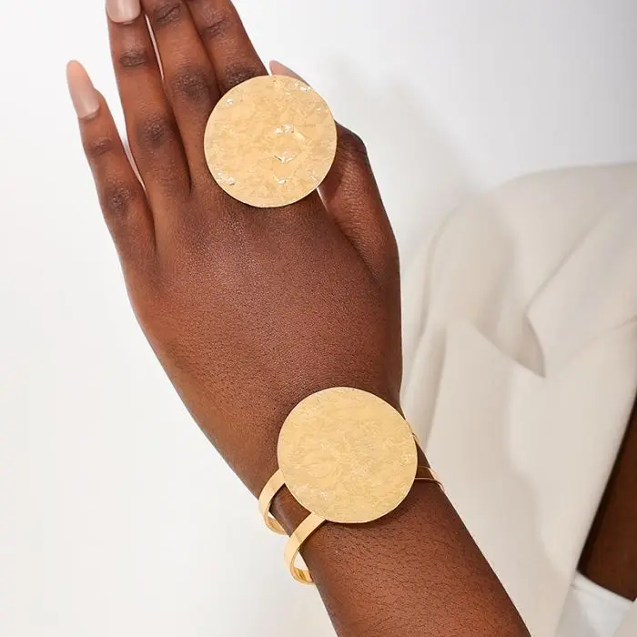 2024 nuovo arrivo gioielli di moda della Boemia in lega di metallo colore oro geometria rotonda bracciale aperto set di anelli per donna uomo