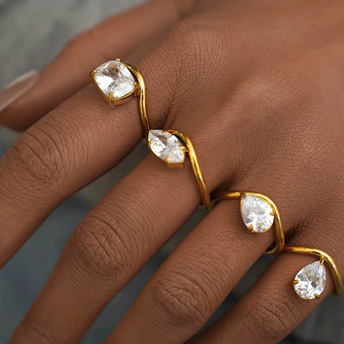 Design Unico 2025 Nuovo Anello da Donna per Matrimonio e Fidanzamento in Acciaio Inossidabile Placcato Oro 18K con Zirconia Cubica Taglio Marquise Certificato da Terze Parti