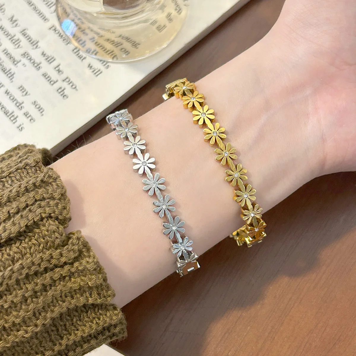 Bracciale Geometrico N&S in Acciaio Inossidabile Placcato Oro 18K per Donne Gioiello di Lusso alla Moda