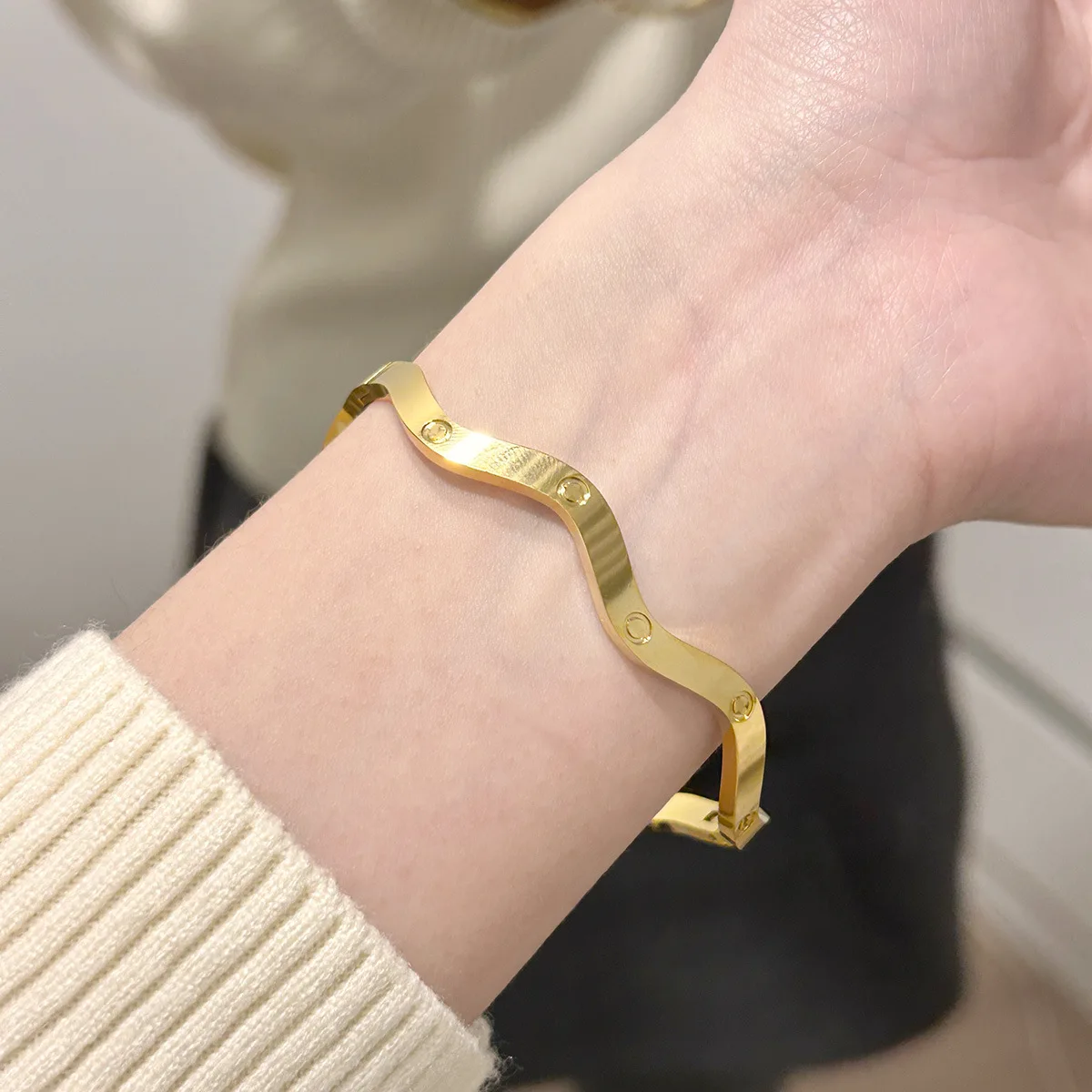 Bracciale da donna N&S alla moda placcato oro 18K con texture a onda chiusura a barra singola in acciaio inossidabile impermeabile e anallergico