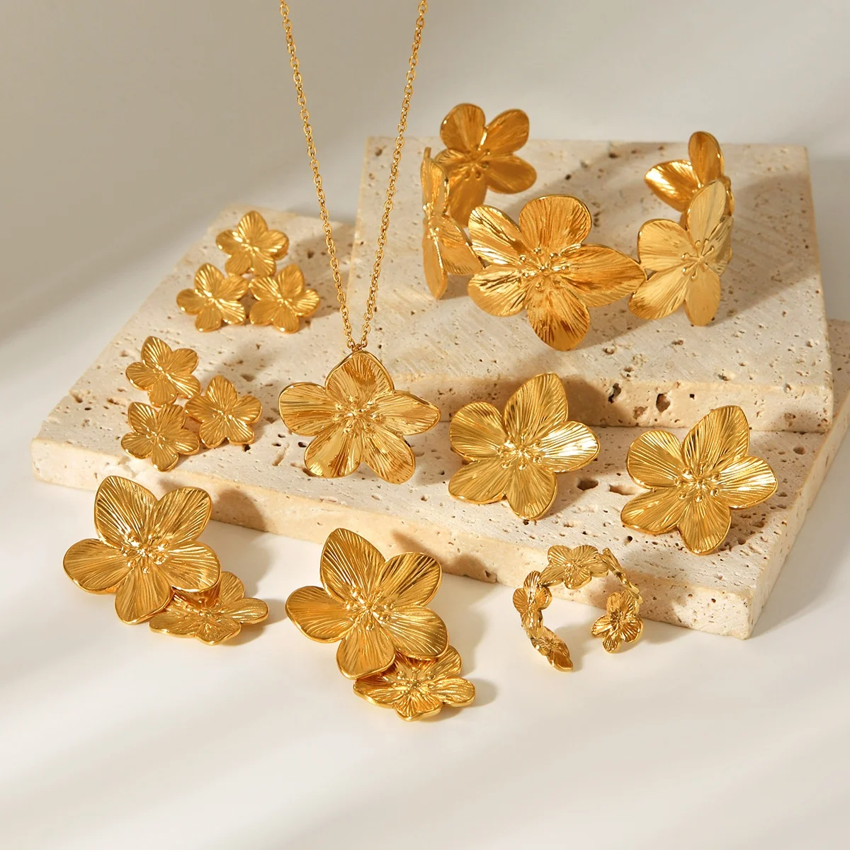 Set di Gioielli alla Moda all'Ingrosso 4 Pezzi in Acciaio Inossidabile Placcato Oro 18K con Collana a Fiore Grande Bracciali Orecchini e Anelli per Donne