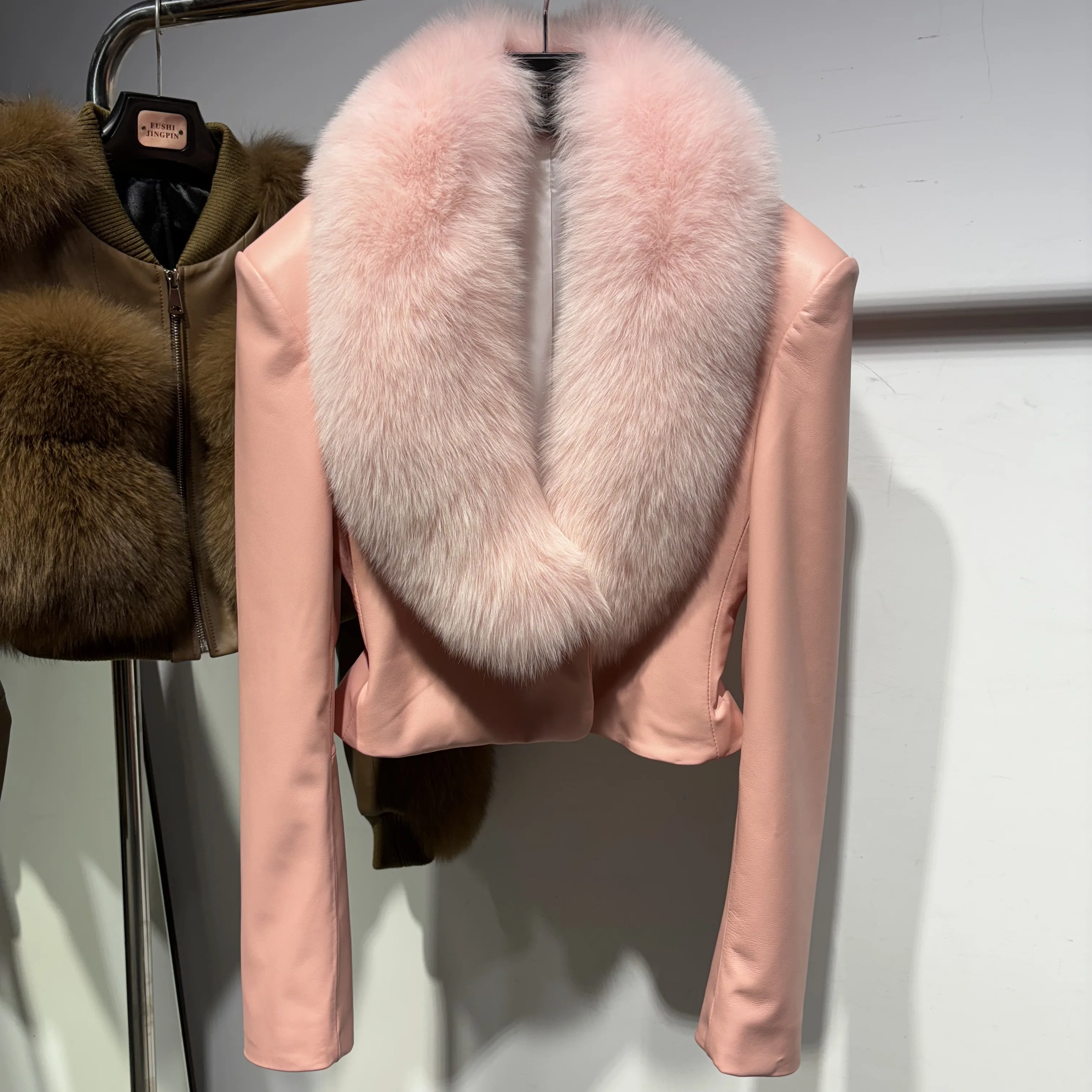 Giacca in Vera Pelle di Pecora con Ampio Collo a Scialle Design con Spalle Larghe Blazer Corto Rosa da Donna Autunno/Inverno 2025