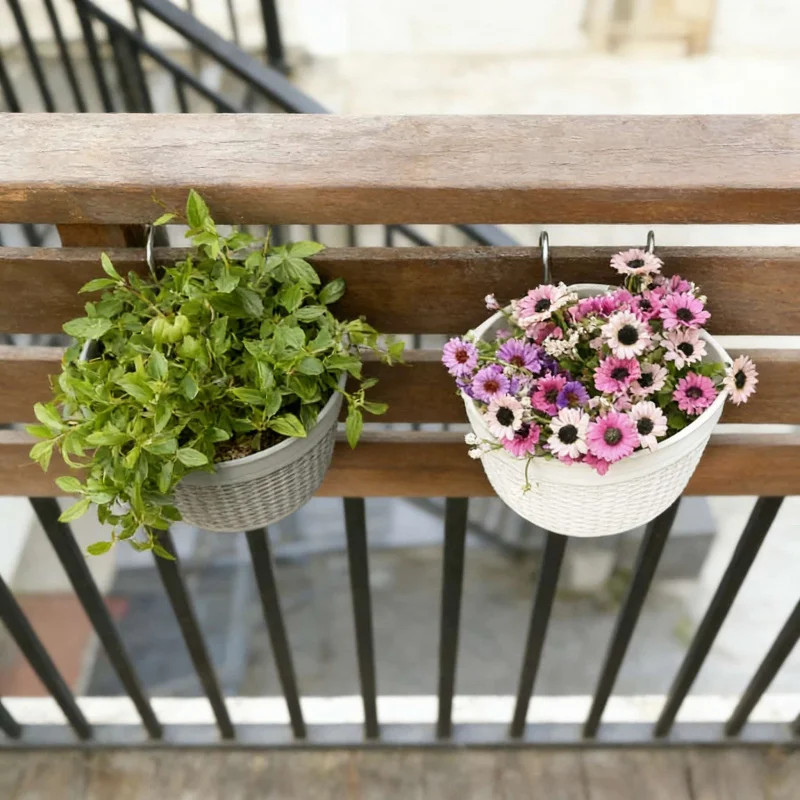 Halbrunder Wandmontierter Hängender Blumentopf aus Kunststoff in Rattan-Optik für Sukkulenten und Radieschen - Spezieller Behälter für Wohndekoration Image