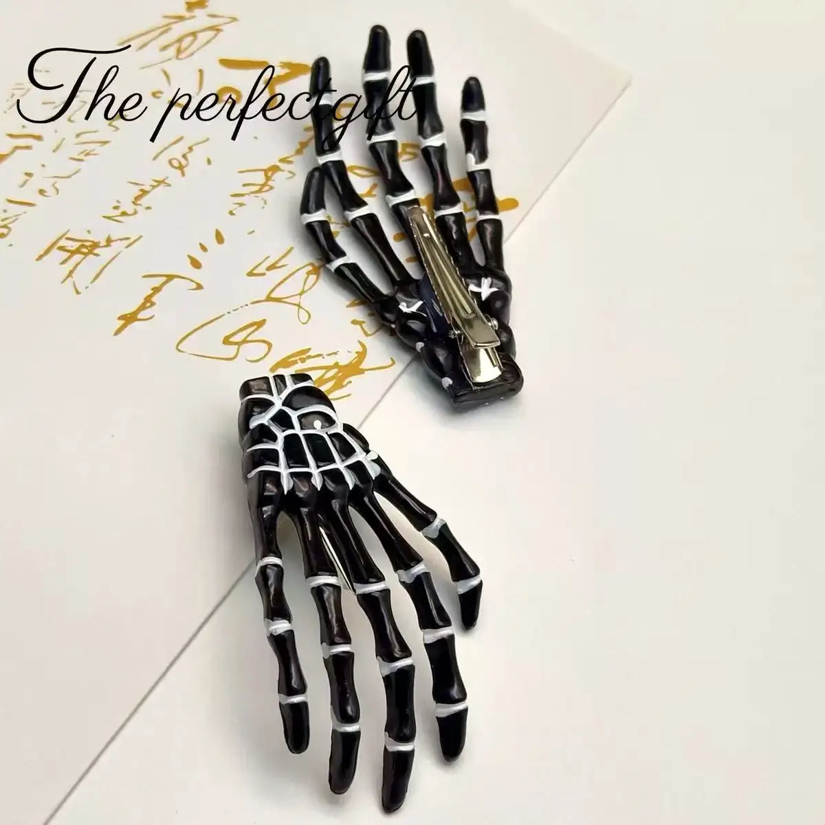 2 Stück Halloween Weiß-Schwarze Haarspangen für Frauen und Mädchen, Harajuku Totenkopf-Skelett-Hand Haarklammer, Knochen-Klauen-Haarnadel Image