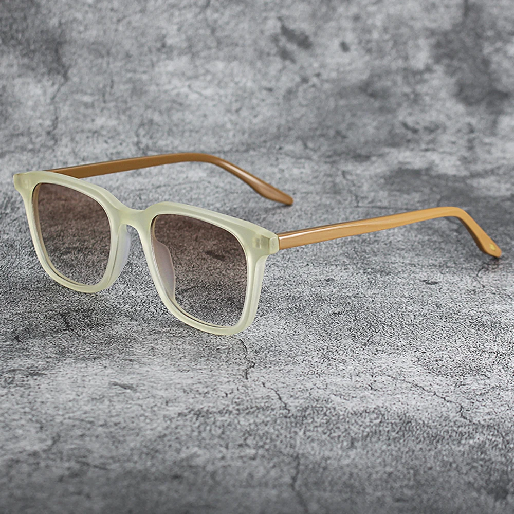 2026 Neue Quadratische Sonnenbrille für Damen und Herren mit Mattiertem Transparentem Rahmen, UV400-Schutz, Retro-Mode Farbverlauf-Gläser für Sommerreisen Image