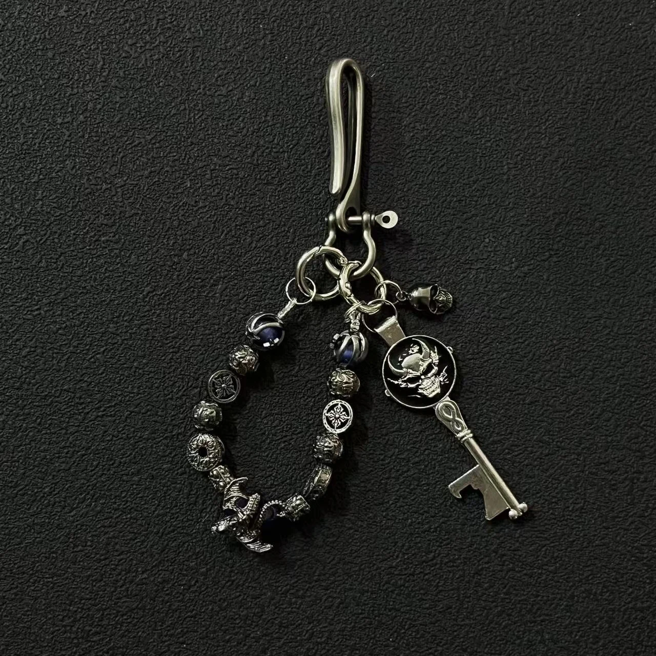 Dunkelblauer Secret Key handgefertigter Schlüsselanhänger, passendes Accessoire im Retro- und personalisierten Punk-Stil, Taschenanhänger für Männer und Frauen Image