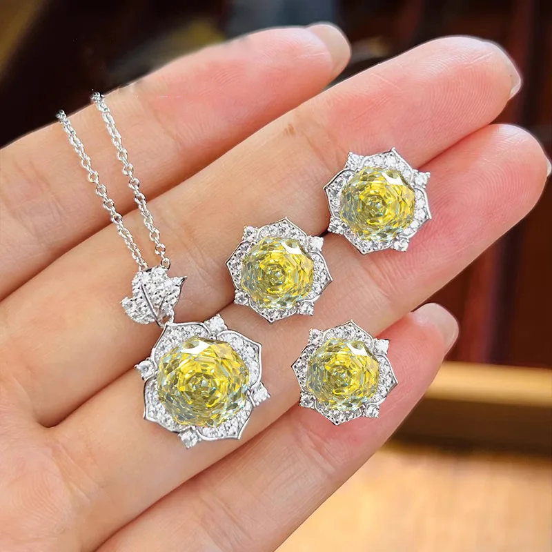 Kostbares Schmuckset mit rosengeschliffenen Diamanten - Verlobungs-/Ehering, Ohrringe, Halskette aus 925er Sterlingsilber. Schmuckgeschenk Image