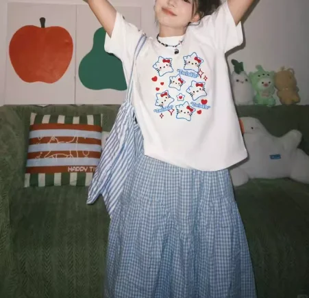2026 Sommer 100% Baumwolle Sanrio Hello Kitty Bedrucktes Lässiges Lockeres T-Shirt Eltern-Kind Vintage Harajuku Top 52TOYS Kollaboration.