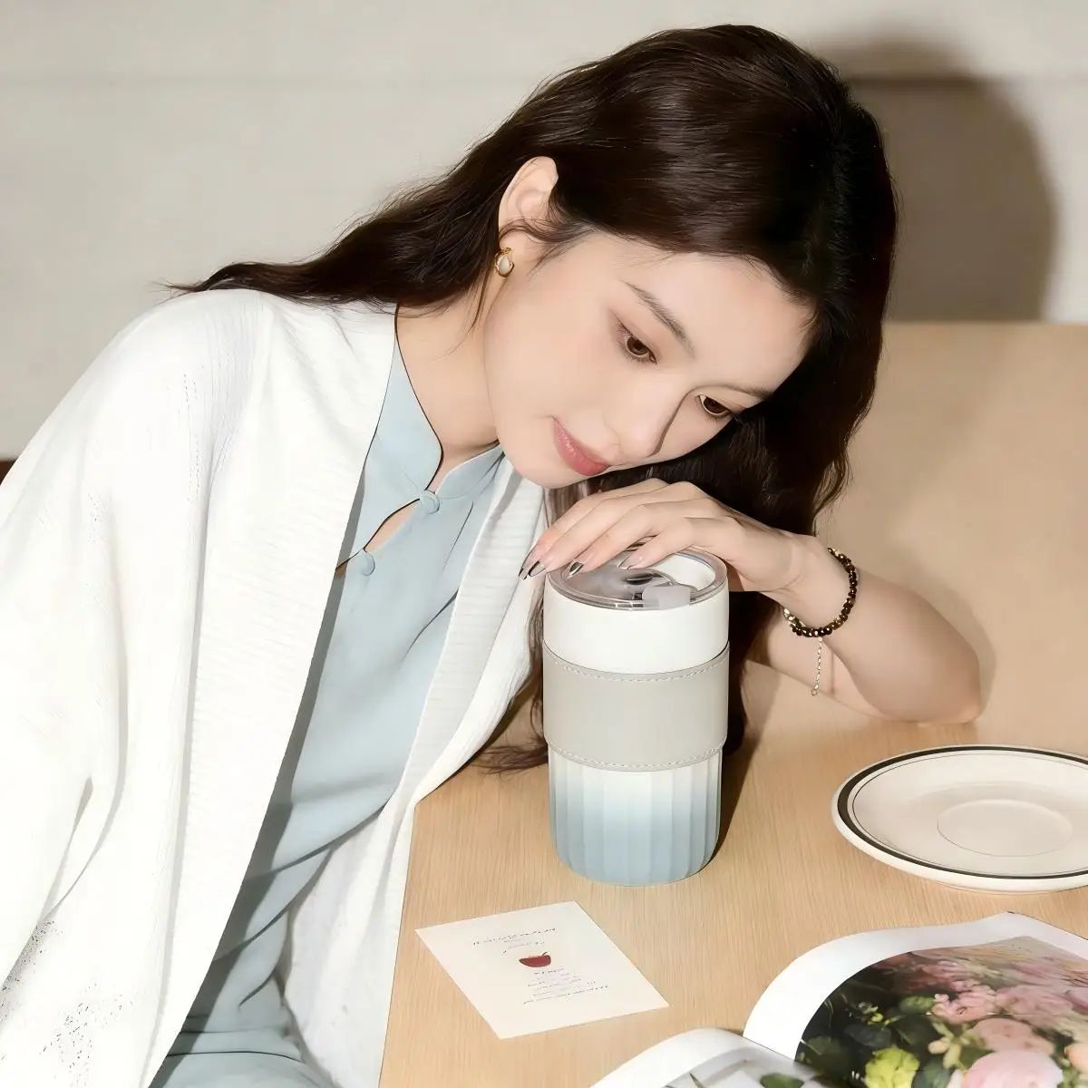 Keramik-Reisekaffeebecher mit Deckel zum direkten Trinken und Strohhalmhalterung, großes Fassungsvermögen, verbrühungssicher, praktisch, moderner gestreifter Wasserbecher im chinesischen Stil, Image