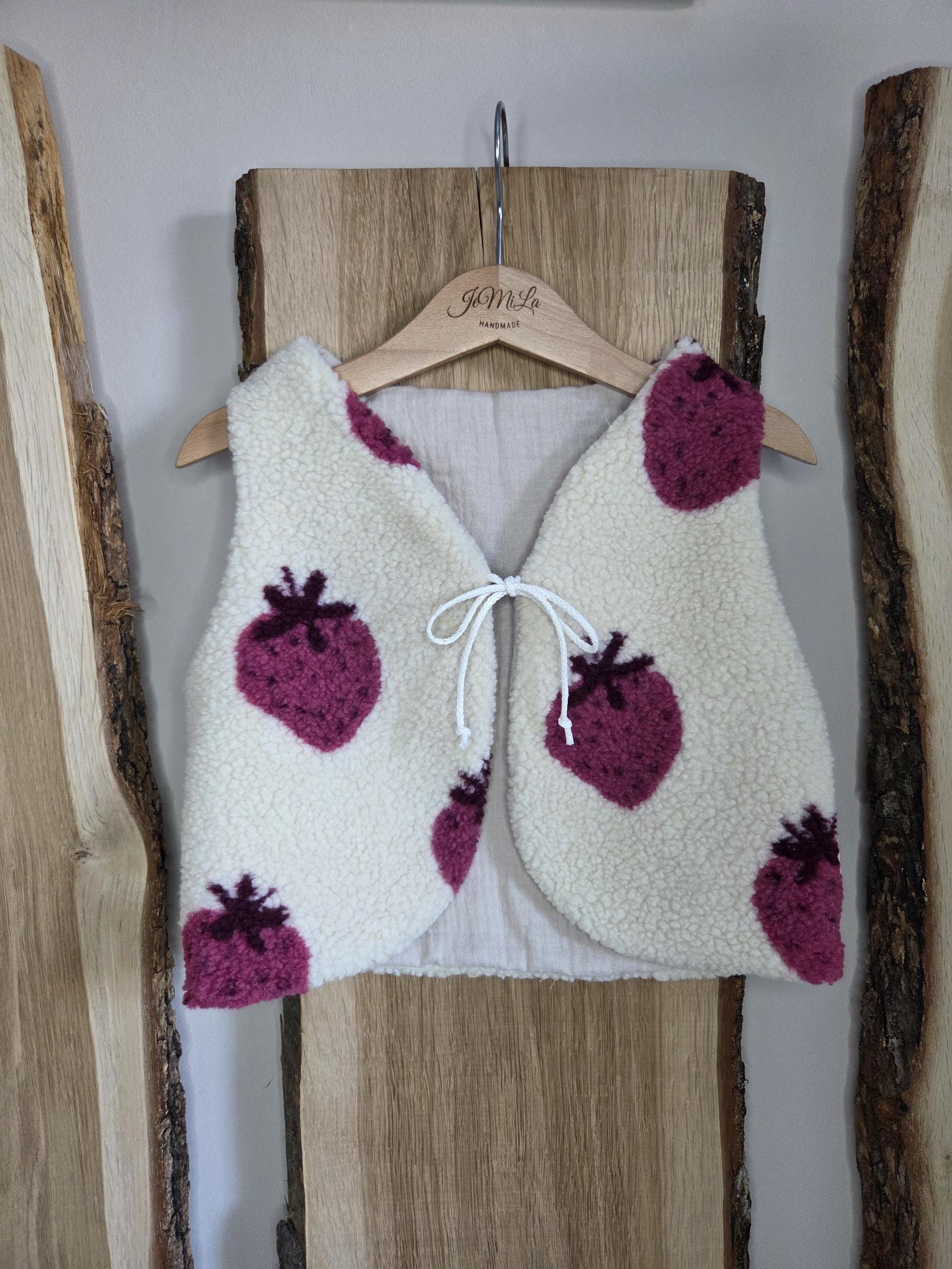 Kinder Weste Teddy Boucle | Kuschelweste Teddy mit Erdebeeren| Mädchen Weste Frühling | Warme Weste Unisex Größenauswahl Gr 74-146