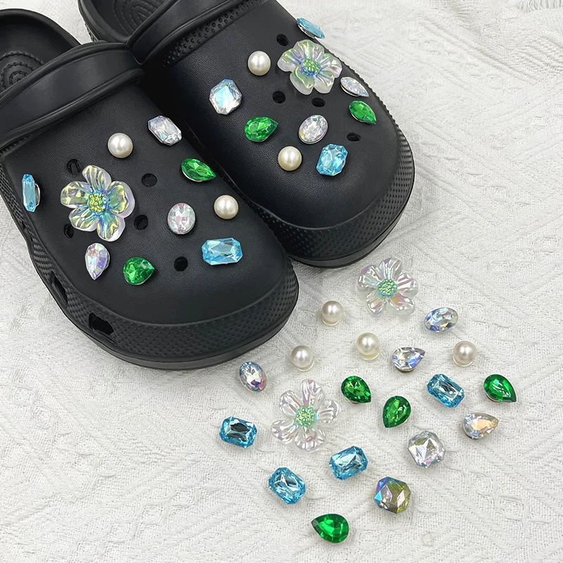 Nuovo Set di Charms Lusso Iridiscenti a Fiore per Scarpe Decorazioni Geometriche in Cristallo e Strass Accessorio Fai da Te per Zoccoli e Sandali Fibbia Gioiello Lucida