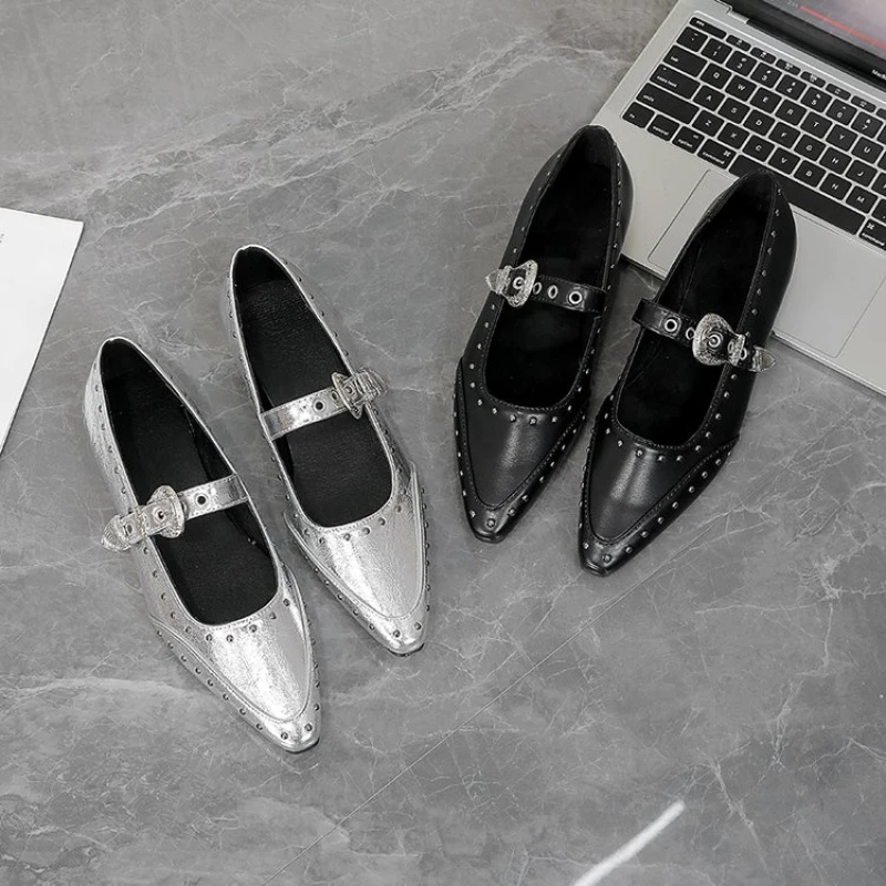Damen-Tanzschuhe, leichte Mary-Jane-Ballerinas mit Punk-Nieten, metallische Freizeitschuhe mit spitzer Zehenpartie für Festivals, Partys und Streetwear