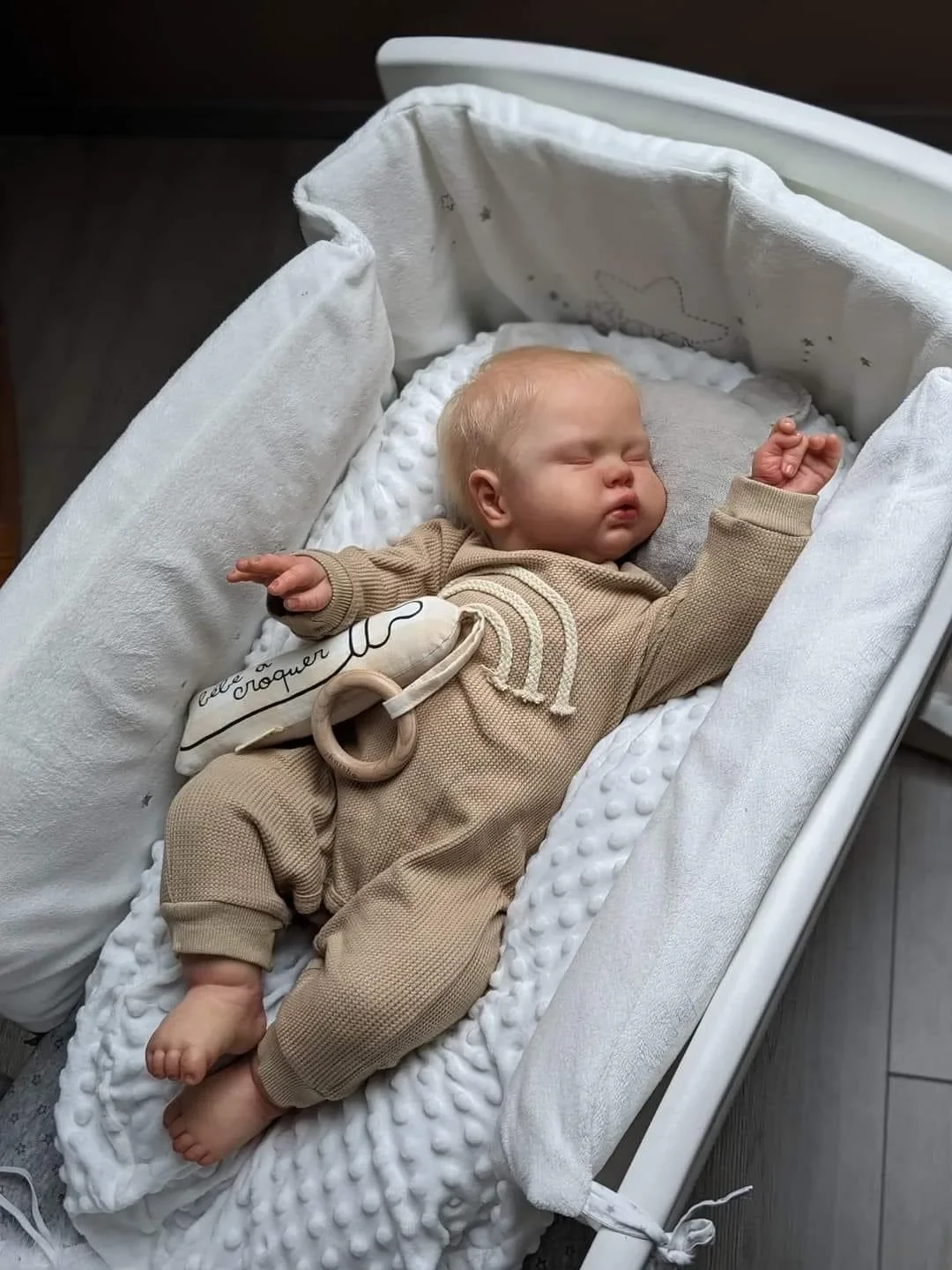 NPK 19 Zoll Lebensechte Reborn Kleinkindpuppe Kuscheliger Schlafender Baby Junge mit Handgepflanztem Haar Weicher Stoffkörper für Sammler