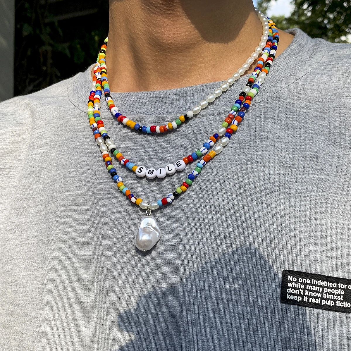 Boho Asymmetrie Bunte Perlen mit weißen Imitationsperlen Choker Halsketten für Männer Sommer Regenbogen Buchstaben Halskette Modeschmuck Image