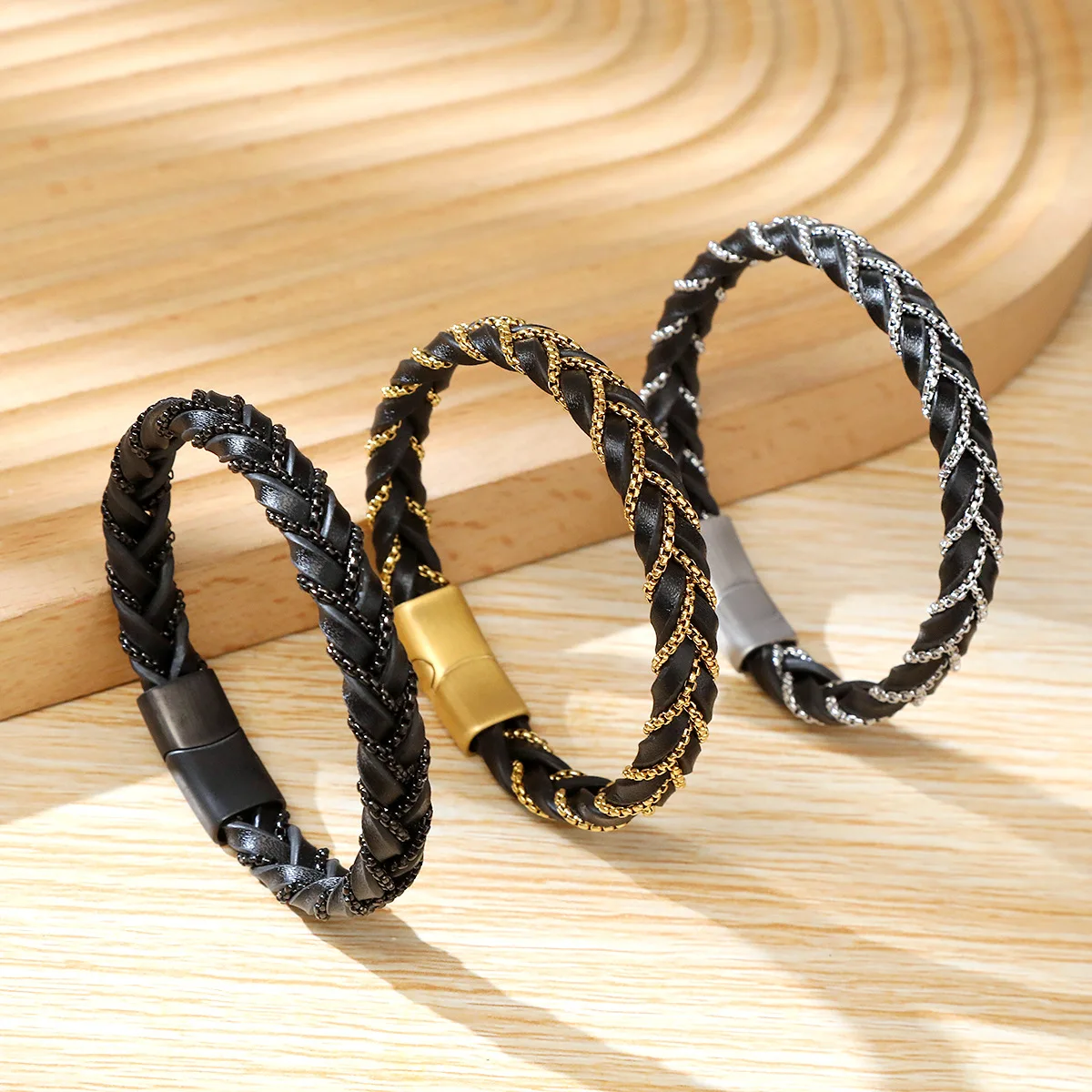 Nouveau bracelet en cuir tressé en acier inoxydable plaqué or 18 carats fait à la main avec fermoir en métal et corde tissée Bracelet noir pour unisexe
