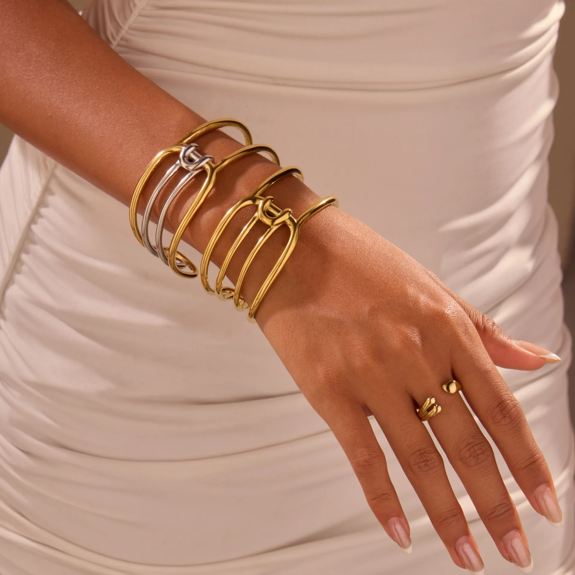 Bracelet de perles minimalistes noeud de croix Bracelet Bracelet plaqué or 18 carats Bracelet de manchette réglable en acier inoxydable en forme de C pour les femmes