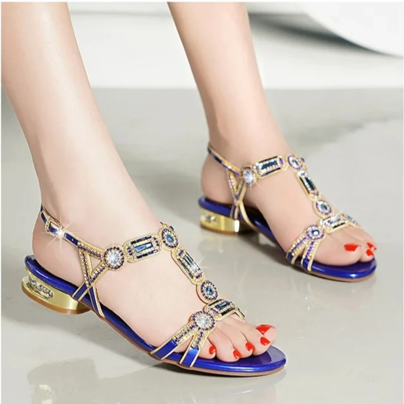 2025 Damen-Sandalen mit Strasssteinen, Grün, Blau, Gold, T-Riemen, quadratischer Absatz, 2,5 cm, Sandalen mit niedrigem Absatz, Party-Schuhe, Schnalle hinten, große Größe