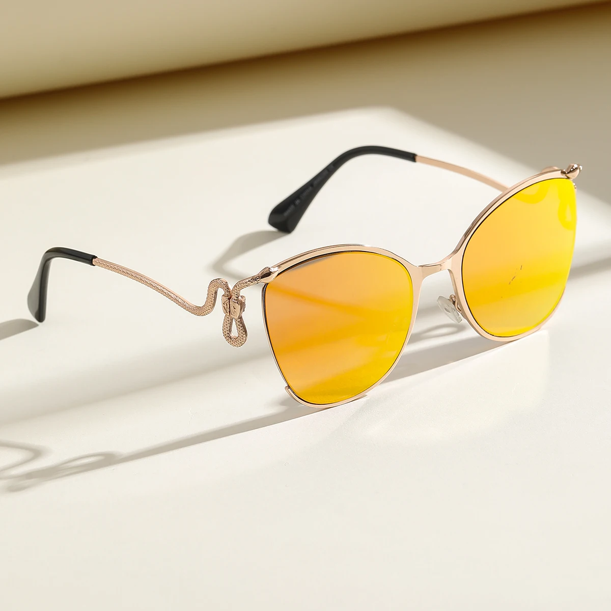 Hochwertige, trendige, halbrandlose, hohle Metallbrillen, luxuriöses Erlebnis und ultimativer Genuss, Unisex-Stil, modisches Accessoire für Reisen und Ausflüge. Image