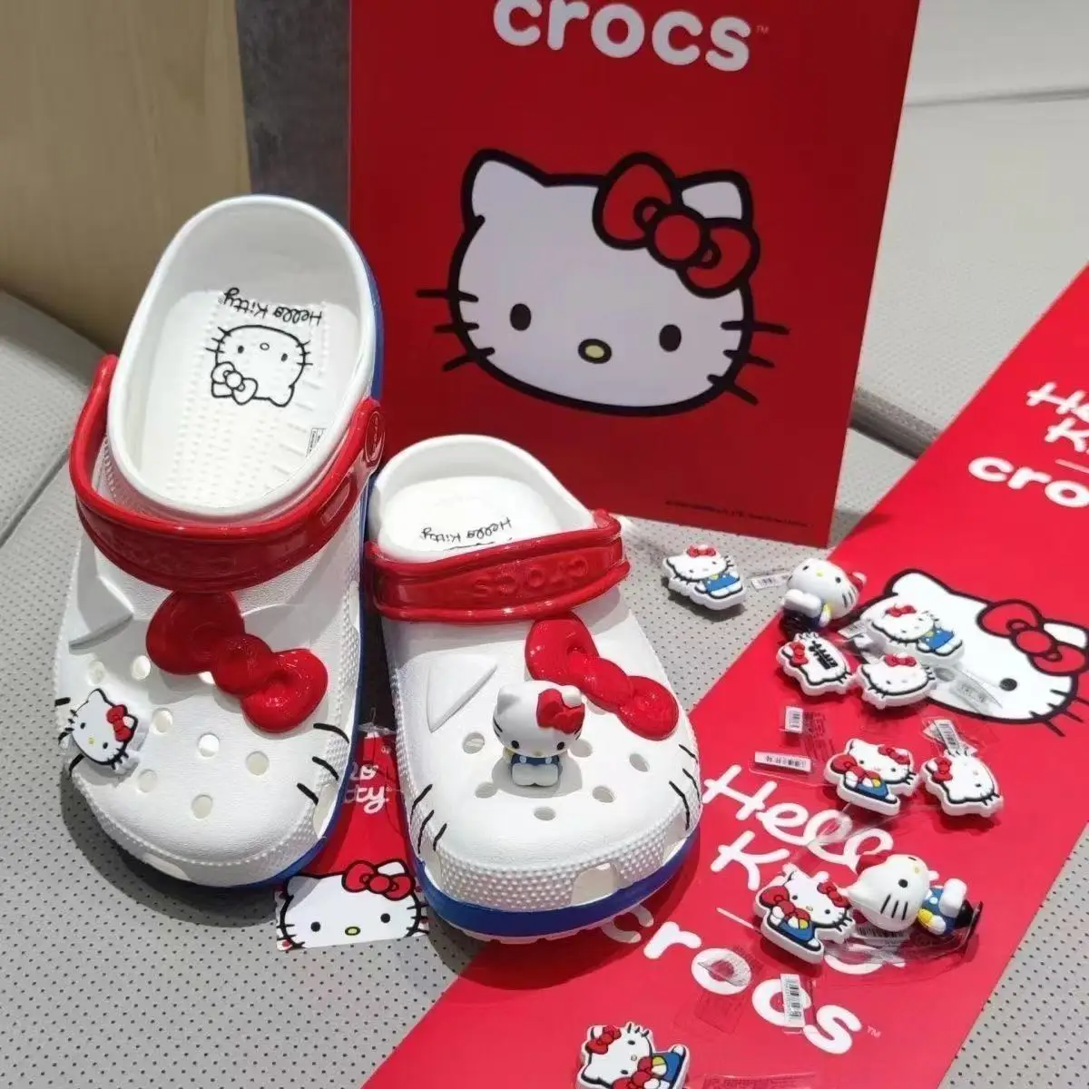 Echte Bilder 2026 Sommer Neu Sanrio Hello Kitty Cartoon Niedliche Liebliche Rote Schleife Hochwertige Damen Mädchen Weiße Strand-Absatzsandalen