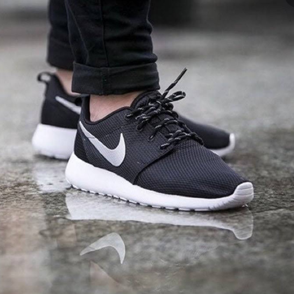 Nike Shoes | Black Nike Roshe With Silver Nike Logo | Color: Black/Silver | Size: 6