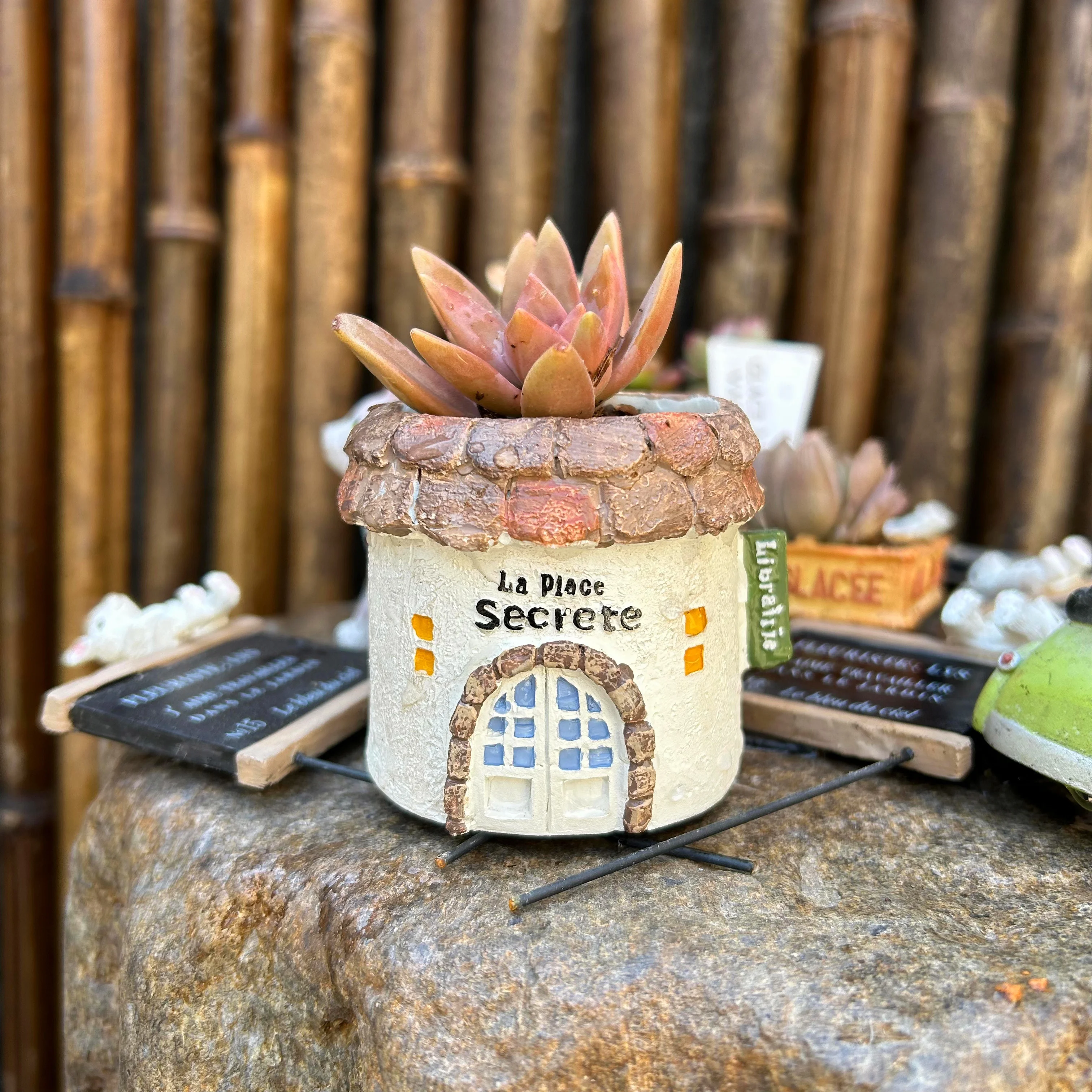 Niedliche Hausfigur als Pflanzgefäß, kleiner Blumentopf aus Kunstharz, Sukkulenten-Pflanzgefäß, Gartentöpfe, dekorative Figuren für Zuhause und Büro