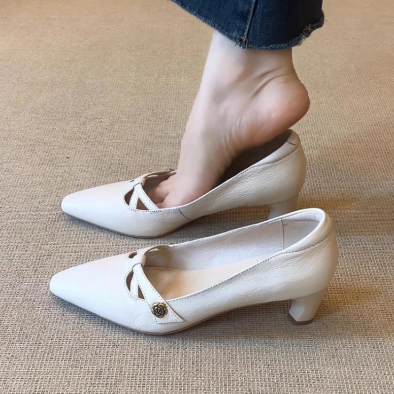 Eleganter Schuh im Hepburn-Stil mit französischem Flair, neuer spitzer Zehenbereich, dicker Absatz, für den Alltag geeignet, schwarz-weiße High Heels.