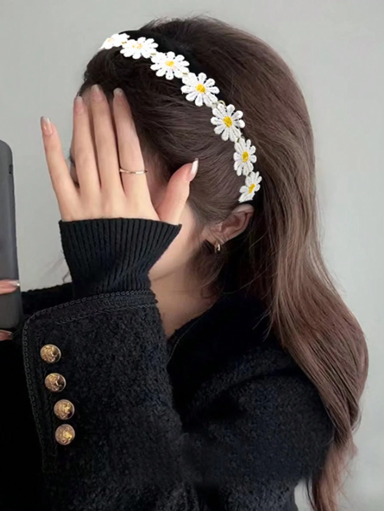 Koreanischer Haarreif mit weißen Gänseblümchen für Damen, ein leichtes und frisches, hochwertiges Accessoire für den Alltag, geeignet für unterwegs. Image