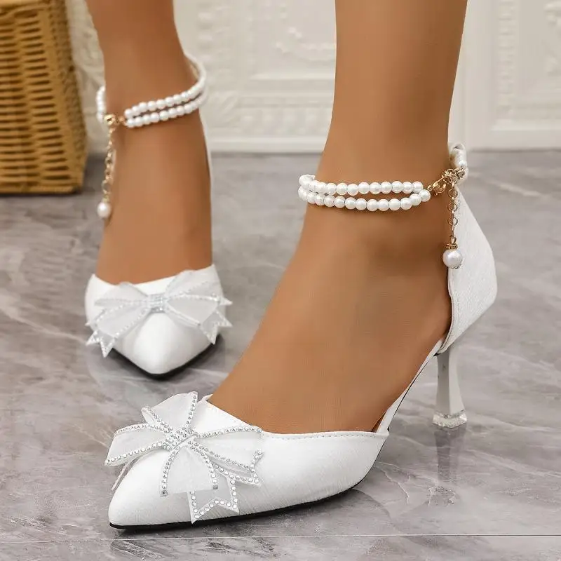 Elegante Perle Kette Ankle Strap Pumps Frauen Sommer Bowknot Dekoration Spitz High Heel Pumps Mode Weiß Hochzeit Schuhe