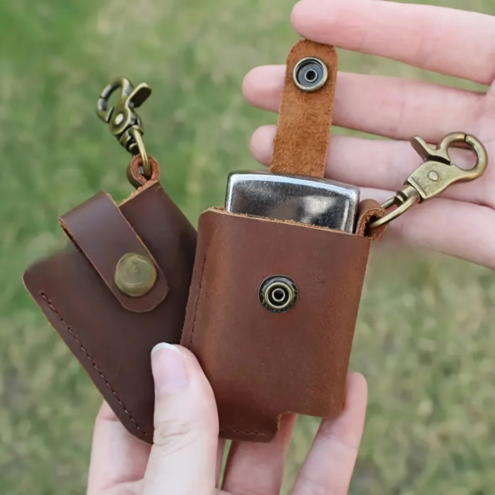 1 Pu Quadratisches Feuerzeug-Etui, tragbares Schlüsselanhänger-Campingfeuerzeug-Lederetui, geeignet als kleines Geschenk für Männer. Image