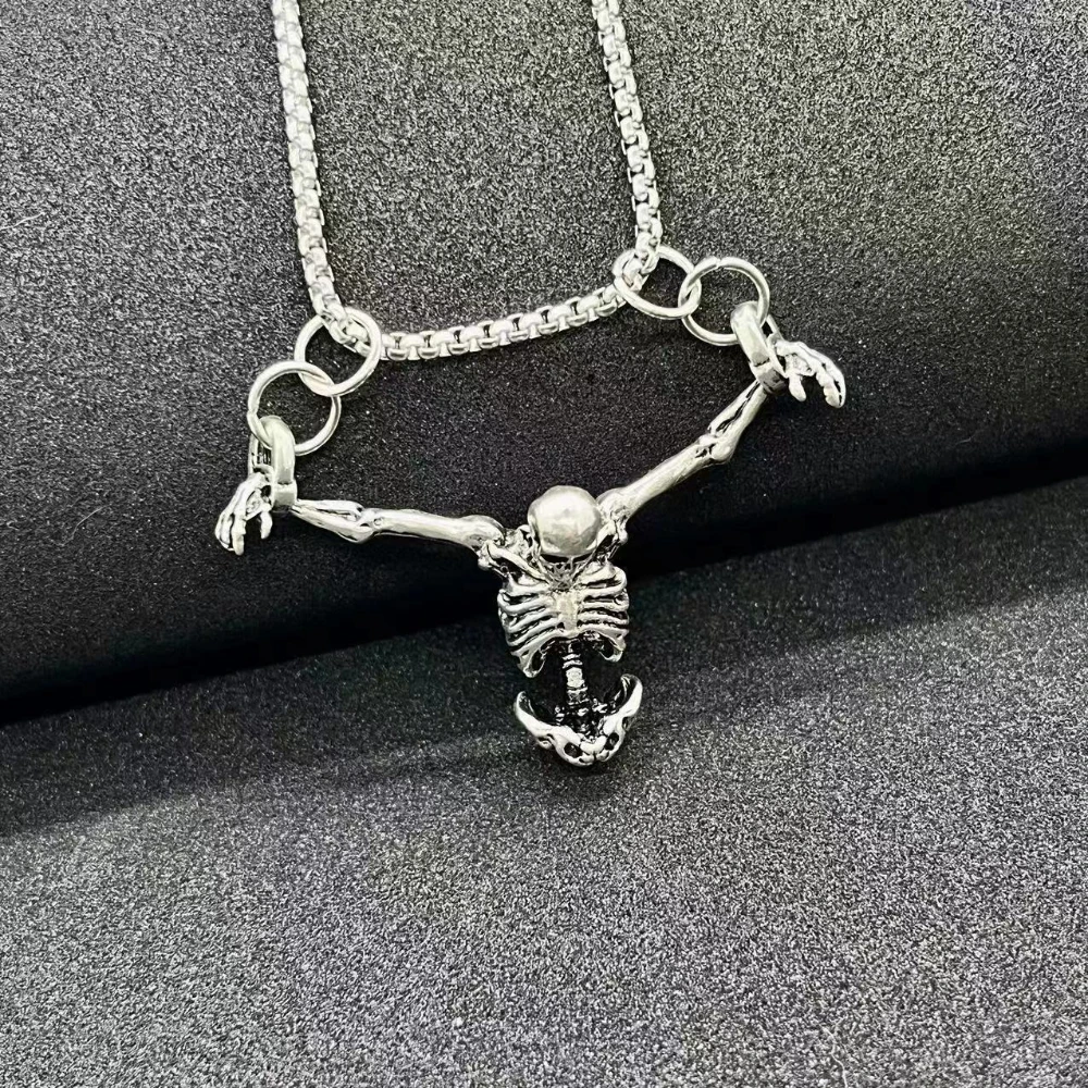 Collana da crocifissione appesa con scheletro in metallo vintage punk Collana con ciondolo teschio da uomo punito HipHop Gioielli per feste di Halloween