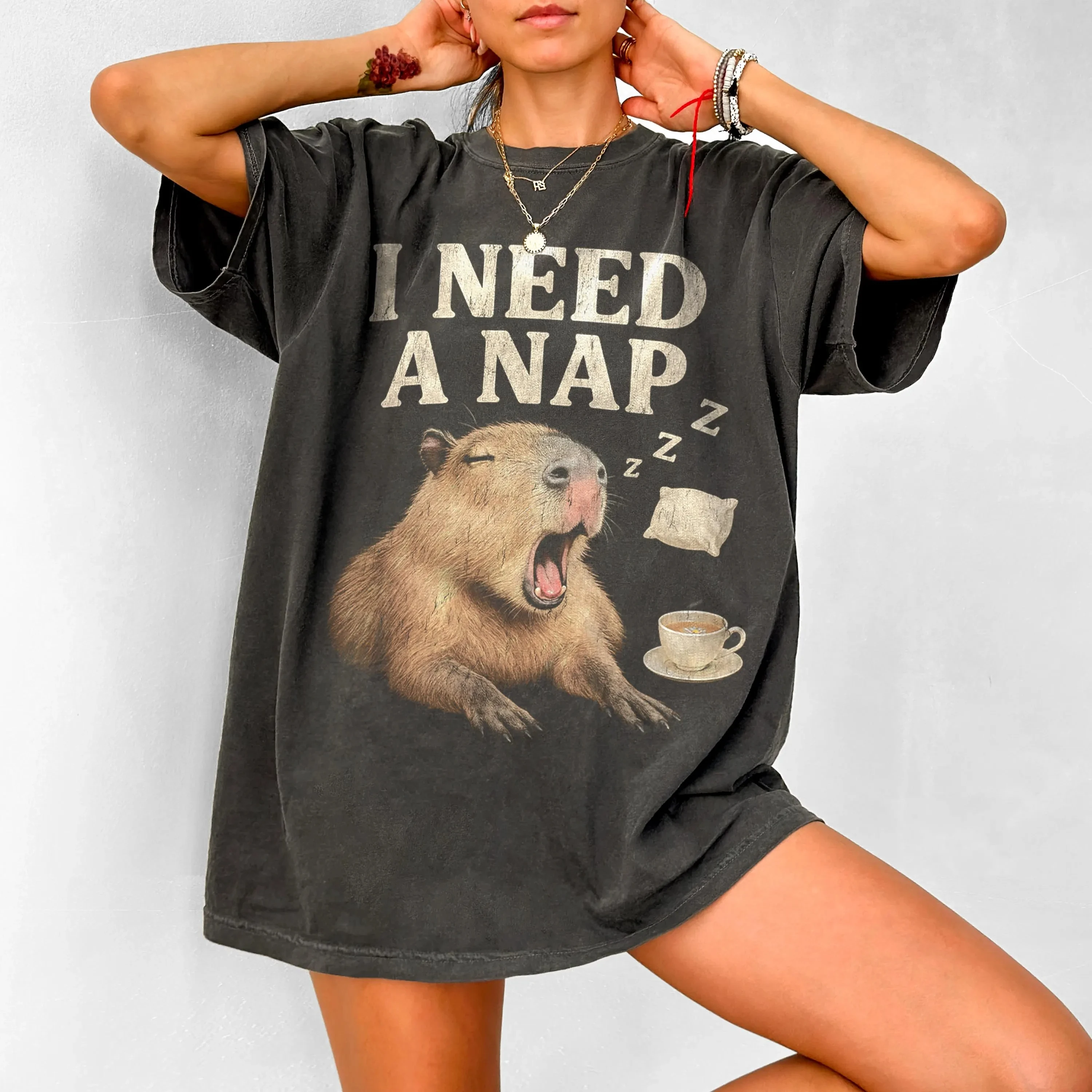 2026 Sommer Damen Vintage Nap Capybara Grafik-Print T-Shirt Unisex Baumwolle und Atmungsaktiv Kurzarm Oversized Locker Lässig Image